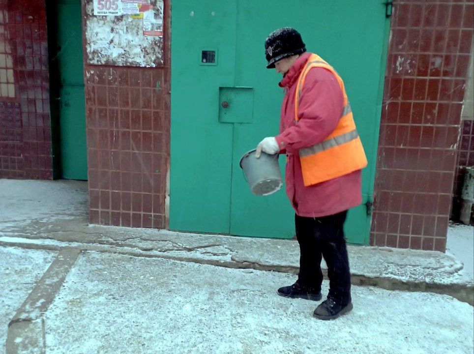 Иван Адамец: Сотрудниками МУП АГД «УК Куйбышевского района» выполнялись работы по противодействию гололёда