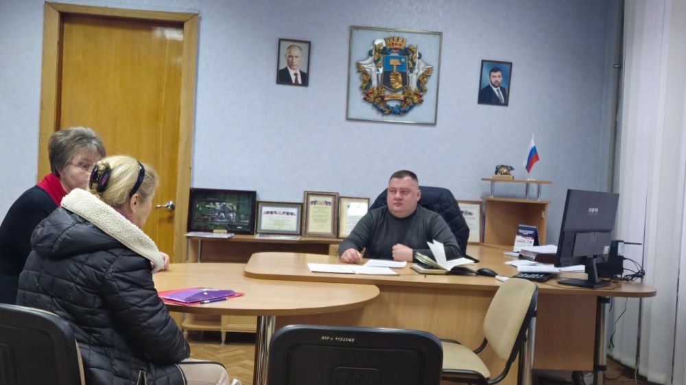 В понедельник, 16 декабря, руководитель Управы Куйбышевского внутригородского района Администрации городского округа Донецк Иван Адамец провел прием граждан