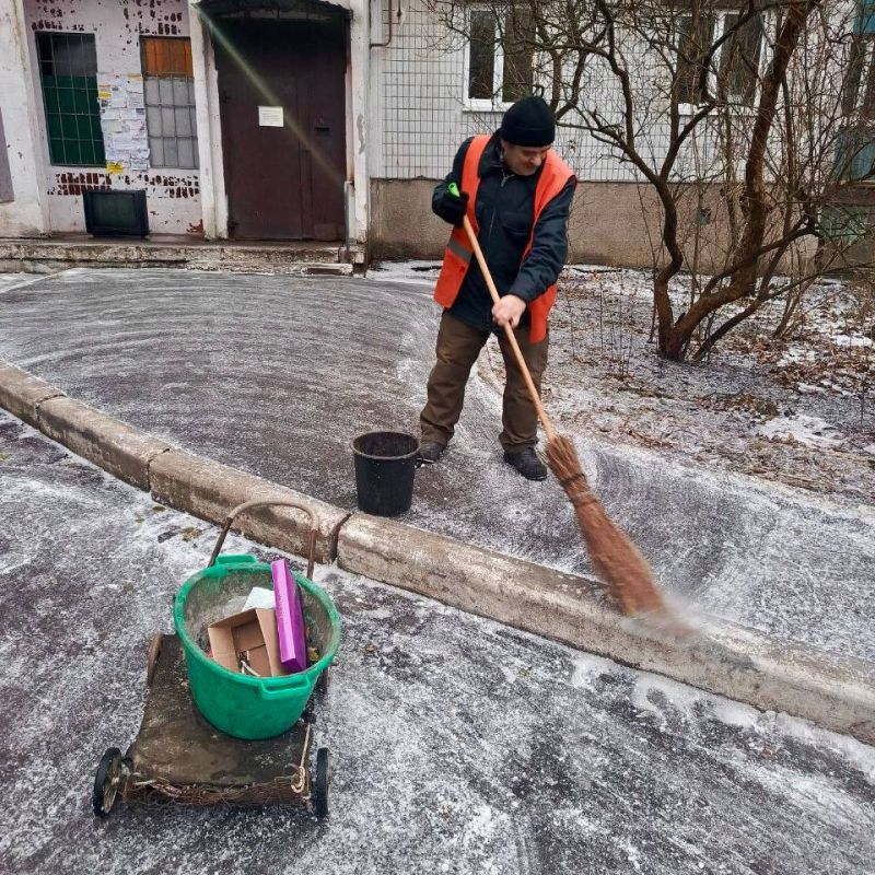 Михаил Меренков: Работы по уборке придомовых территорий Буденновского района сегодня 16 декабря