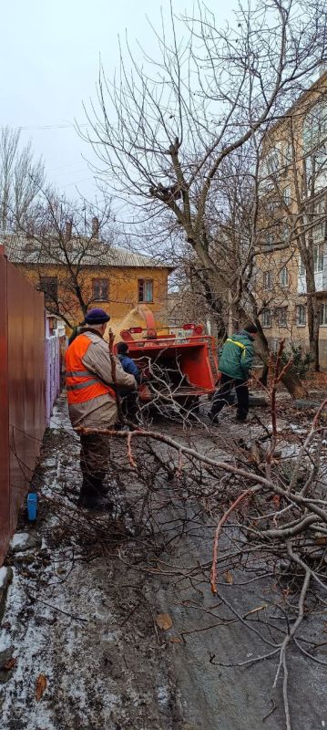 Василий Ткачук: Сегодня силами МУП АГД "Управляющая компания Калининского района г.Донецка" проведены работы по дроблению и переработке веток в щепу по адресам: