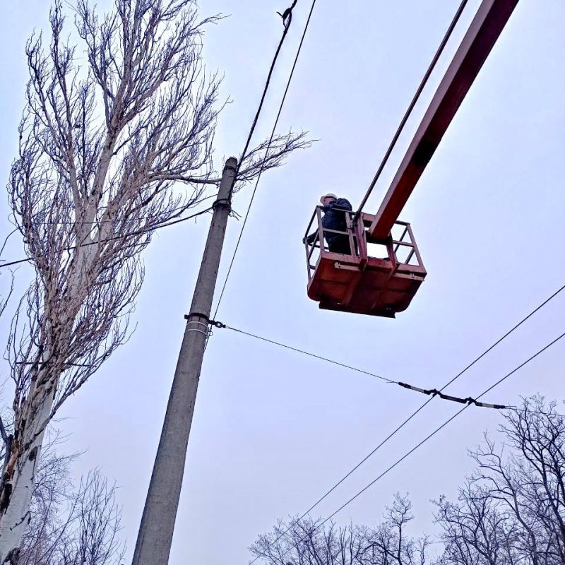 Михаил Меренков: Сегодня в Буденновском районе участком МУП АГД «Донецкгорсвет» выполнялись работы по устранению коротких замыканий, замене ламп, монтажу кабельной линии по улицам Водителей, Горностаевская, Октября
