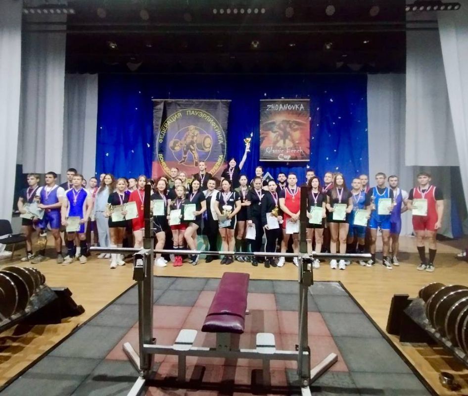 На состоявшихся соревнованиях и Кубке ДНР по пауэрлифтингу было разыграно 46 золотых, 35 серебряных и 19 бронзовых медалей среди участников различных возрастных категорий