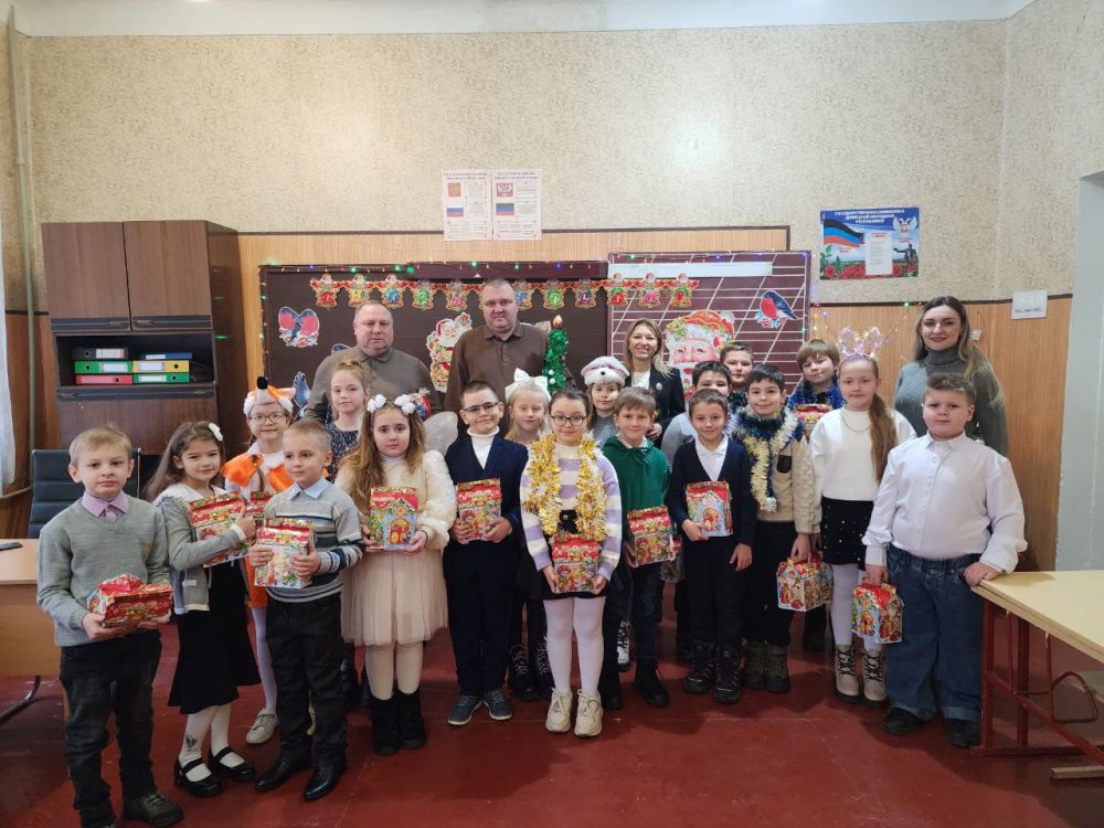 Юрий Будрин: Руководитель Управы Кировского внутригородского района Администрации городского округа Донецк ДНР Алексей Дмитрюк совместно с председателем Народного Совета ДНР Константином Кузьминым, депутатом Народного Совета...