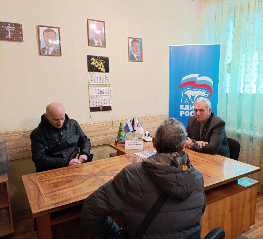Сегодня в общественной приемной партии "Единая Россия" Киевского района г.Донецка депутат Народного Совета Донецкой Народрой Республики Виктор Ищенко провел прием граждан