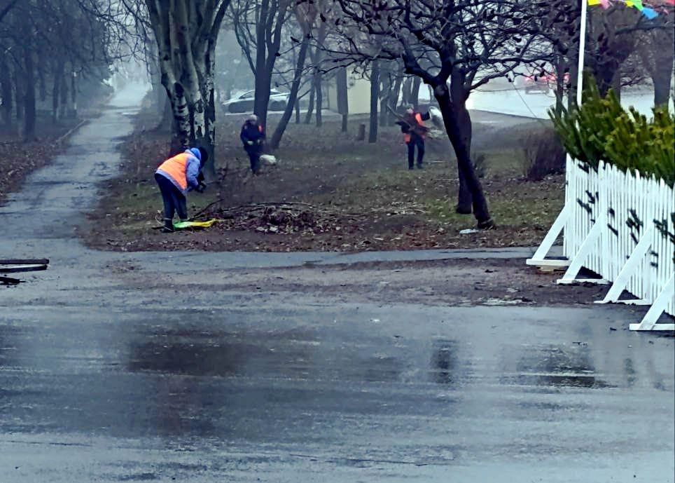 Иван Адамец: В один из трудовых рабочих дней, сотрудники МУП АГД «Зеленстрой» осуществляют свои повседневные задачи по благоустройству района