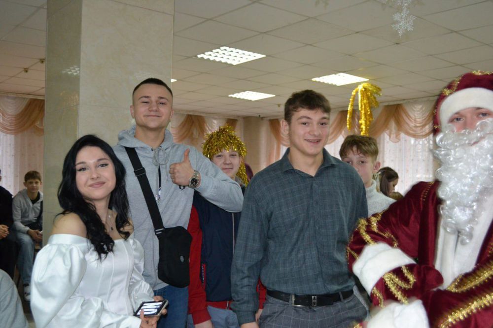 Вчера, 27 декабря, в канун Нового года в Донецком училище олимпийского резерва им. С. Бубки состоялся новогодний праздник