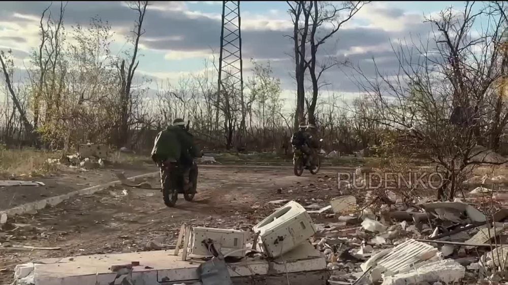 Андрей Руденко: В Донецкой Народной Республике военнослужащие мотострелковых подразделений группировки войск «Восток» отрабатывают маневренность и скорость в ходе штурма опорных пунктов ВСУ