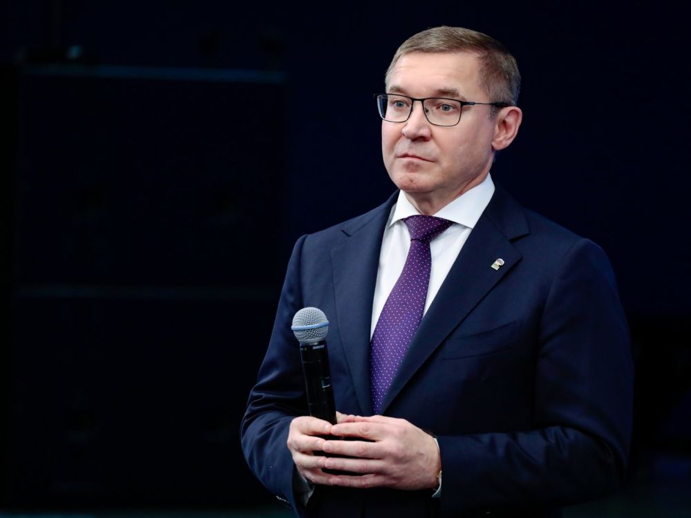 Якушев и Медведев подарили детям стол для тенниса и игрушечный пулемет