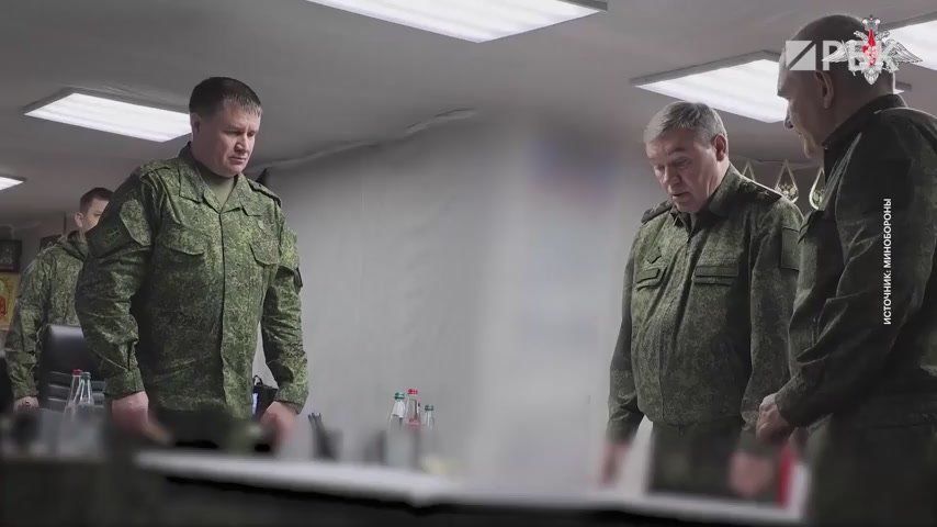 Глава Генштаба Валерий Герасимов посетил группировку войск «Центр» в зоне военной операции на Украине, сообщает пресс-служба Минобороны