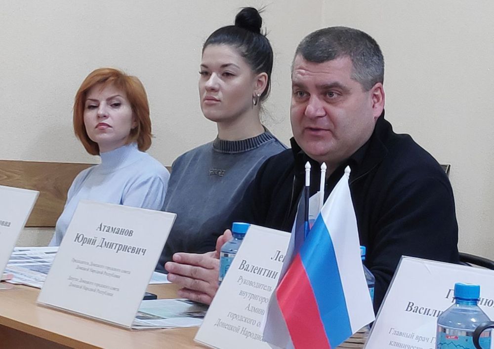 ВСТРЕЧИ С ЖИТЕЛЯМИ. Принял участие во встрече с трудовым коллективом ГБОУ «Городская клиническая больница № 20 г. Донецка». Рассказал о принципах работы городского совета: