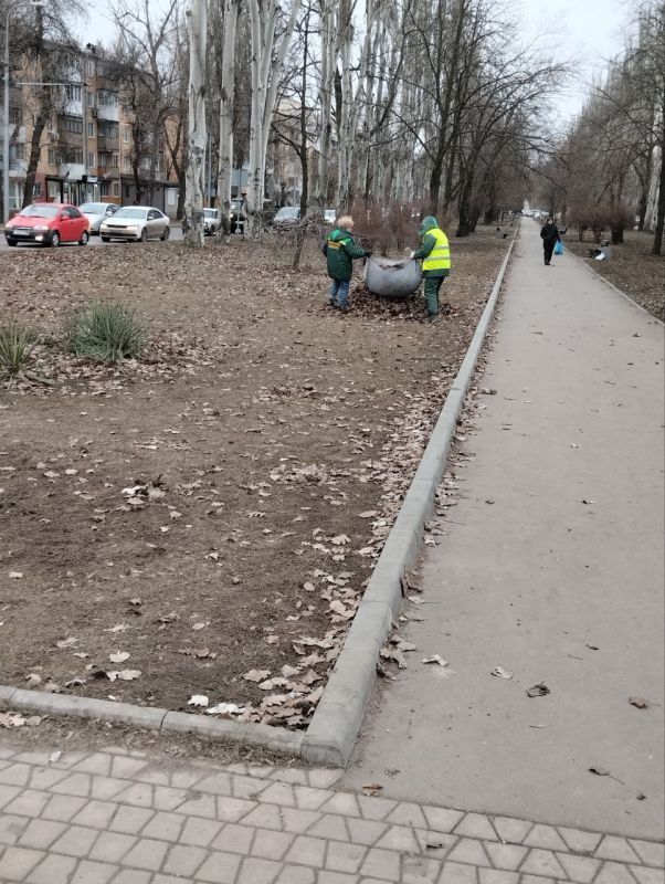 Василий Ткачук: Сегодня сотрудниками МУП АГД "Управляющая компания Калининского района г. Донецка" и МУП АГД "ЗЕЛЕНСТРОЙ КАЛИНИНСКОГО РАЙОНА", в рамках проведения санитарного дня "Чистый четверг", проводились работы по спилу...