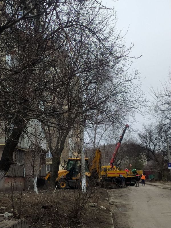 Василий Ткачук: Сегодня силами подрядной организации шефа-региона города Москвы ведутся работы по замене участка водопровода д=150 мм по адресу: ул. Черниговская, 5