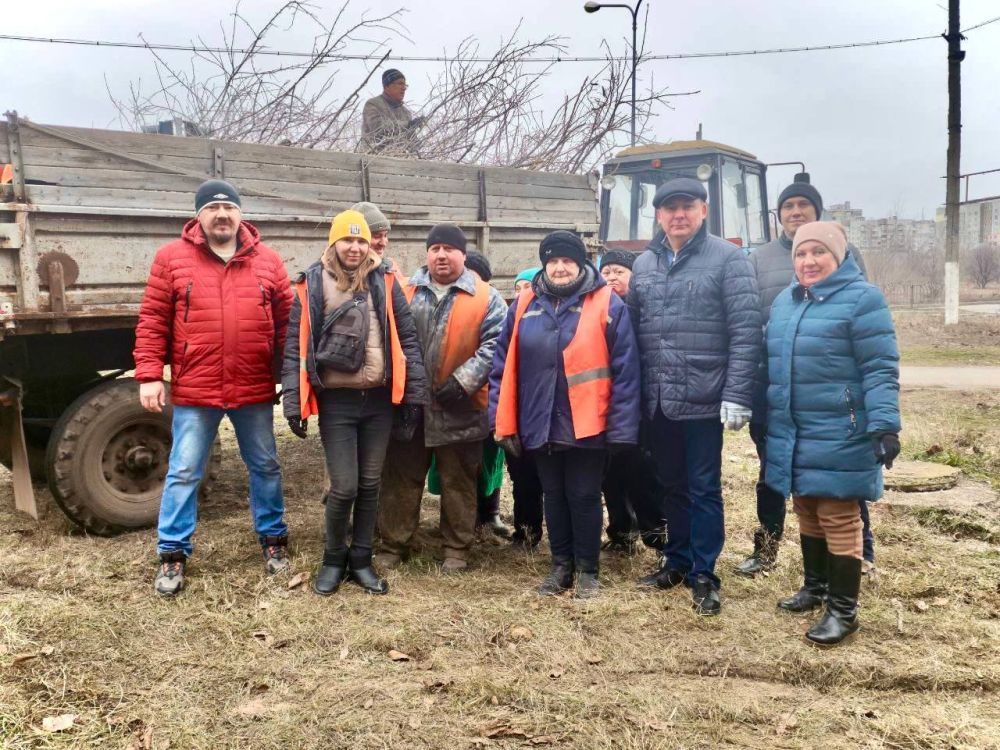 Михаил Меренков: Сегодня в рамках «чистого четверга» и Партийного проекта «Единой России» «Городская среда» сотрудниками Управы Буденновского внутригородского района Администрации городского округа Донецк совместно с МУП АГД...