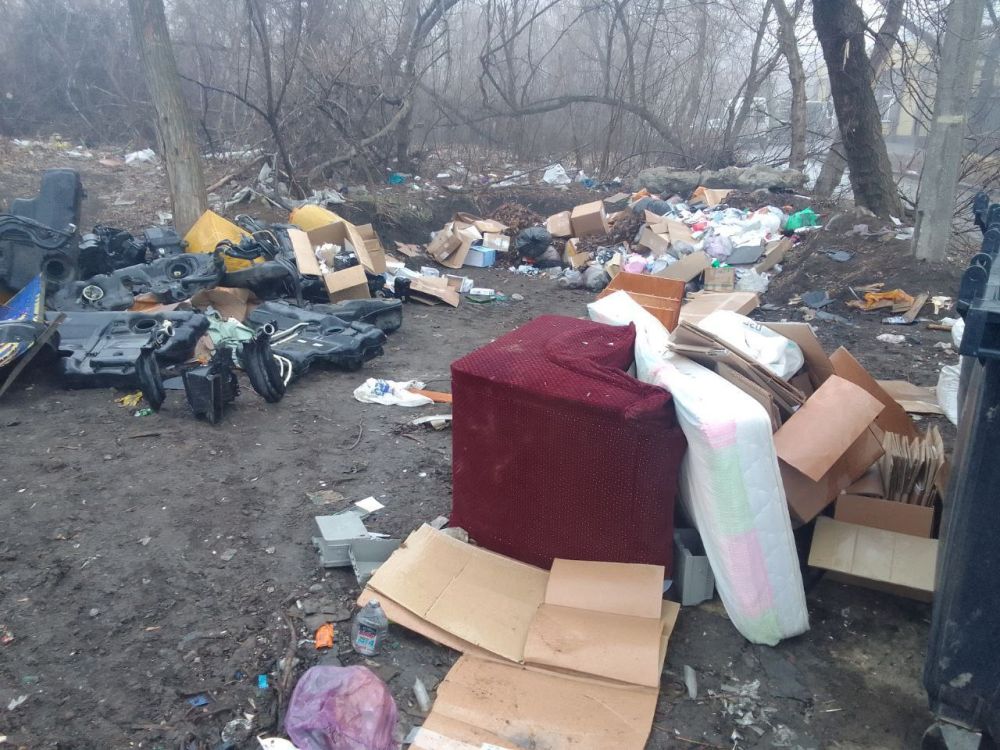 Василий Ткачук: Сегодня силами предприятия-перевозчика ГУП ДНР "ДОНСНАБКОМПЛЕКТ", совместно с МУП АГД "Управляющая компания Калининского района г.Донецка", выполнен вывоз стихийных накоплений твердых бытовых отходов и ...