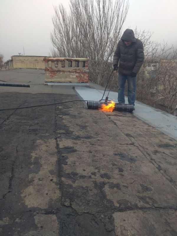 Наталья Бегуненко: Сотрудники муниципального унитарного предприятия «Управляющая компания Петровского района» продолжают работы по ремонту мягкой кровли по ул. Путь Социализма, 48 и подъезда на ул. Ревякина, 42. Также...