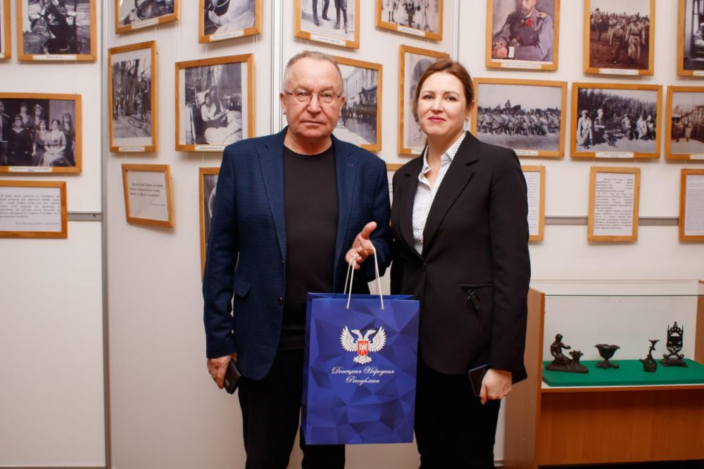 В Донецке открылась выставка «С любовью к России»