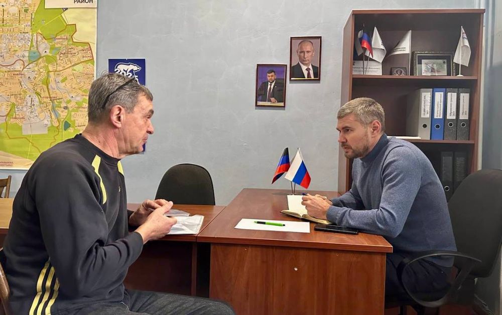 Михаил Меренков: Сегодня, 29 декабря, в общественной приемной Партии «Единая Россия» Буденновского района состоялся прием граждан, который провел депутат Народного Совета Донецкой Народной Республики Юрий Леонов