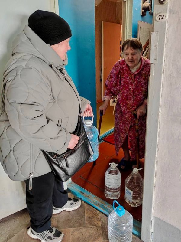 Михаил Меренков: В Буденновском внутригородском районе продолжается акция «Эстафета добра», которая направлена на помощь пожилым, маломобильным гражданам, оказавшимся в сложной ситуации из-за отсутствия водоснабжения