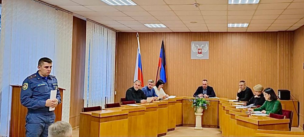 Сегодня руководитель Управы Буденновского внутригородского района Администрации городского округа Донецк Михаил Меренков провел аппаратное совещание с участием депутата Народного совета Донецкой Народной Республики Юрия...