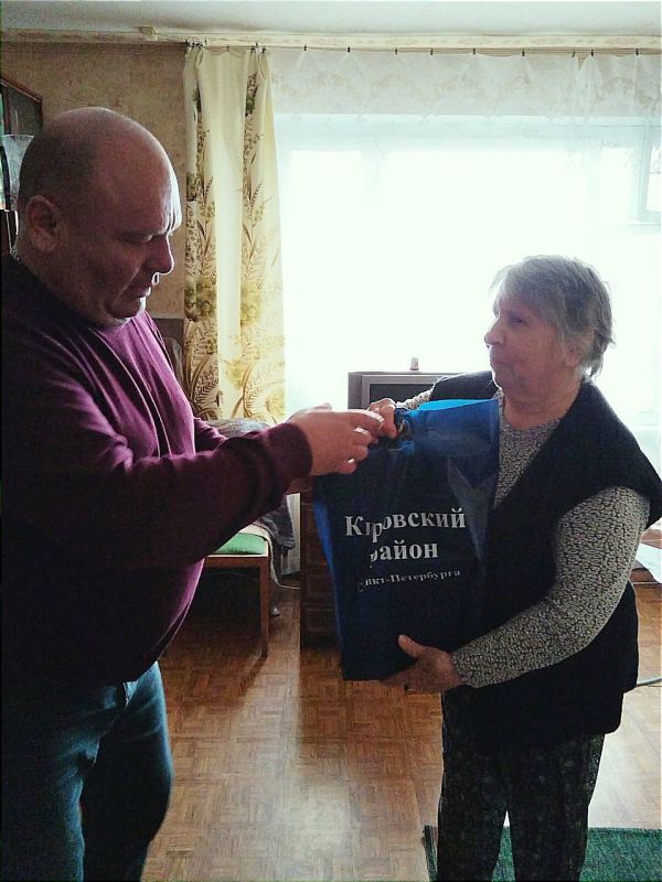 Елена Синецкая: Сегодня заместитель руководителя Управы Калининского внутригородского района Администрации городского округа Донецк Вячеслав Пахущий посетил жительницу района, пережившую ребенком блокаду Ленинграда...