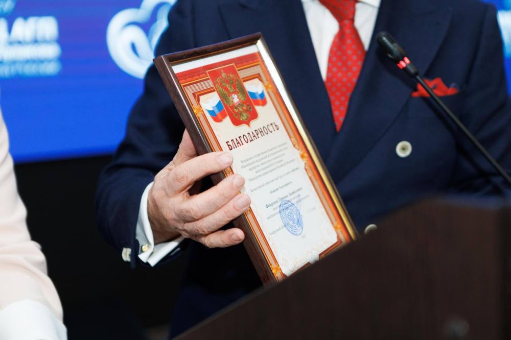 Наталья Никонорова: С удовольствием вручила знаки отличия III степени «За заслуги перед Донецкой Народной Республикой» от имени Главы ДНР Дениса Пушилина!