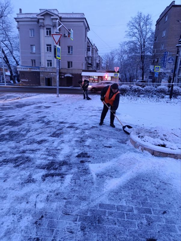 Елена Синецкая: Сегодня, 4 февраля, сотрудники МУП АГД "УК КАЛИНИНСКОГО РАЙОНА ГОРОДА ДОНЕЦКА" и МУП АГД "ЗЕЛЕНСТРОЙ КАЛИНИНСКОГО РАЙОНА" проводят уборку и расчистку балансовых территорий от снега и посыпку...