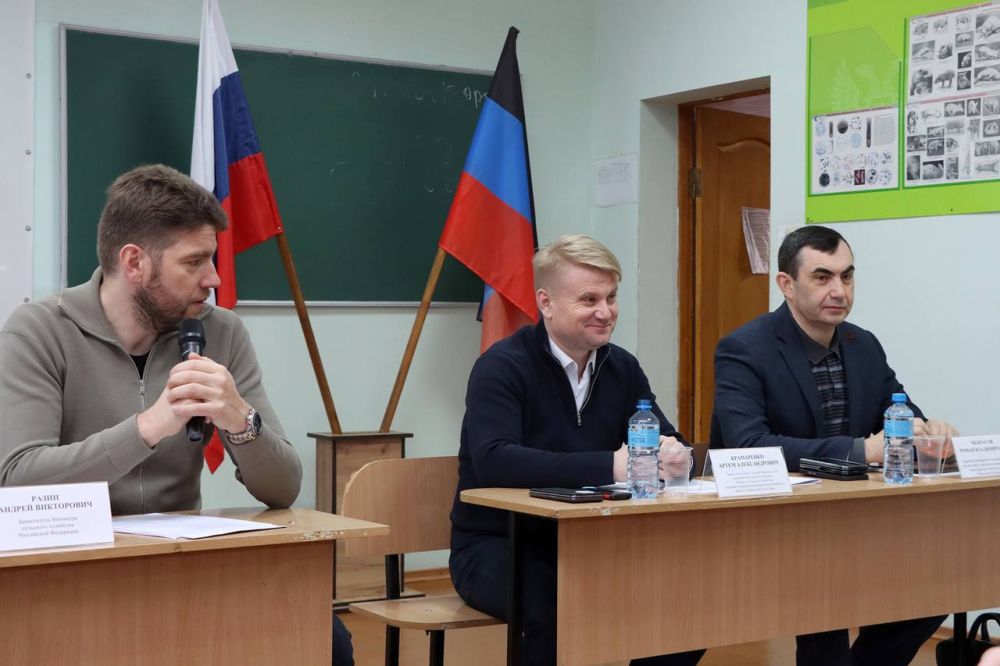 Артем Крамаренко: Под председательством заместителя министра сельского хозяйства России Андрея Разина в Донецке состоялось расширенное агрономическое совещание, посвящённое предстоящему старту весенне-полевых работ