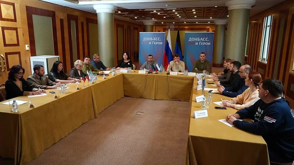 Члены Общественной палаты ДНР Екатерина Мартьянова, Марина Соловарова, Анжелика Байрачная, Сергей Самохин и Андрей Руденко приняли участие в заседании Общественного совета, посвященного запуску кадрового конкурса «Донбасс....