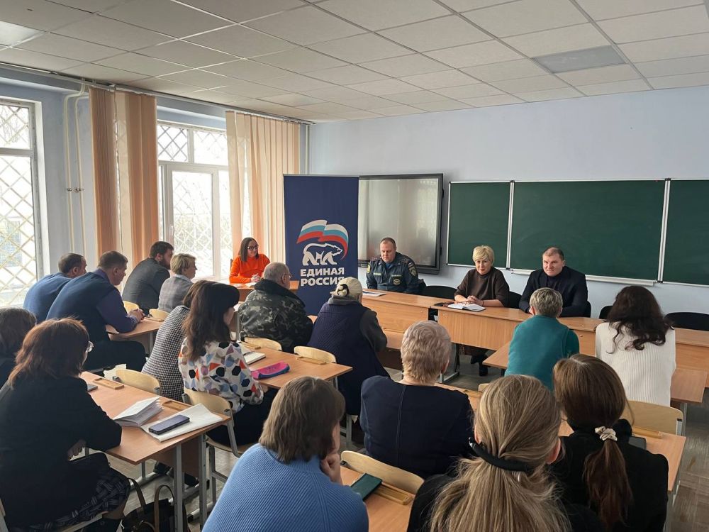 Сегодня в лицее №124 г.о. Донецк прошла встреча руководителя Управы Пролетарского внутригородского района г.о. Донецк Елены Рязанцевой, депутата Донецкого городского совета Донецкой Народной Республики Виталия Воловика с...