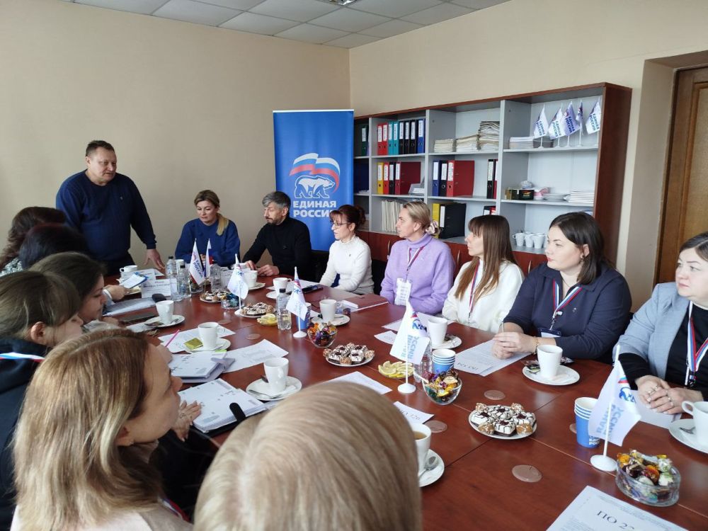 Сегодня в Управе Киевского внутригородского района Администрации городского округа Донецк ДНР в формате "Круглого стола" состоялась встреча с секретарями первичных отделений партии "Единая Россия"
