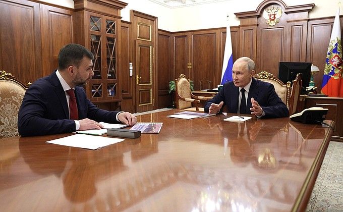 Владимир Путин провёл рабочую встречу с главой ДНР Денисом Пушилиным. Обсуждались вопросы социально-экономического развития региона