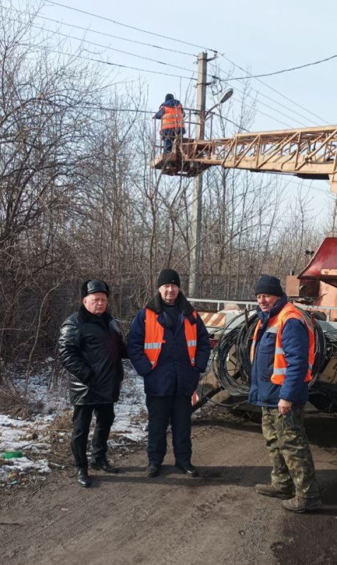 Наталья Бегуненко: Силами специалистов предприятия «Донецкгорсвет» ведутся ремонтные работы уличного освещения по улицам Победителей и Вятской в Петровском районе