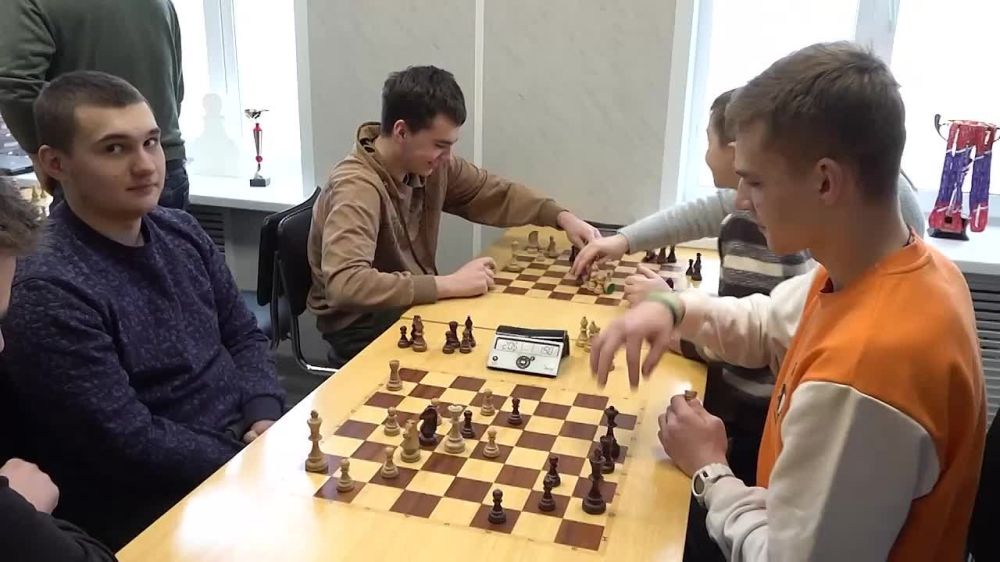 Глава ДНР Денис Пушилин и многократный чемпион мира, гроссмейстер Сергей Карякин открыли спортивную школу по шахматам и шашкам в Донецке