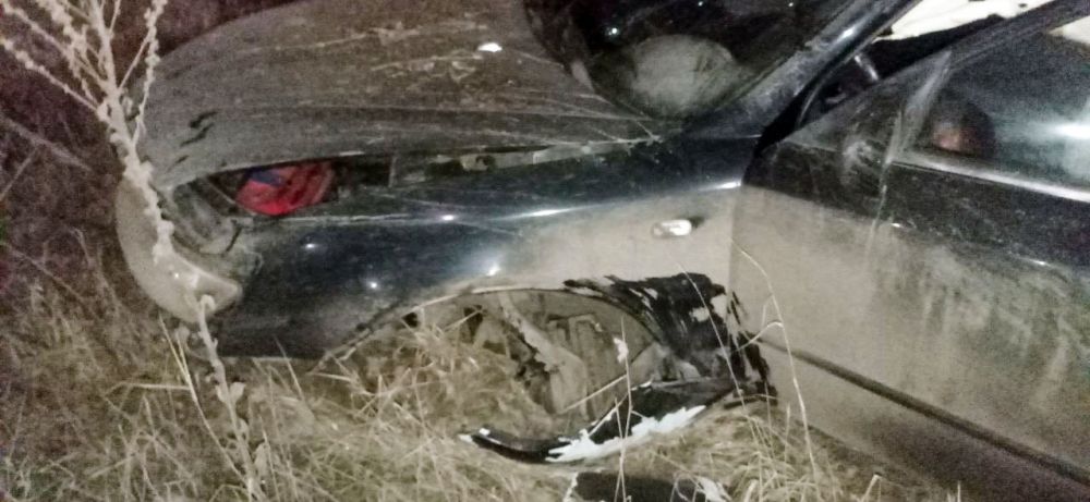 Сотрудники ГАИ устанавливают обстоятельства ДТП с участием нетрезвых водителей