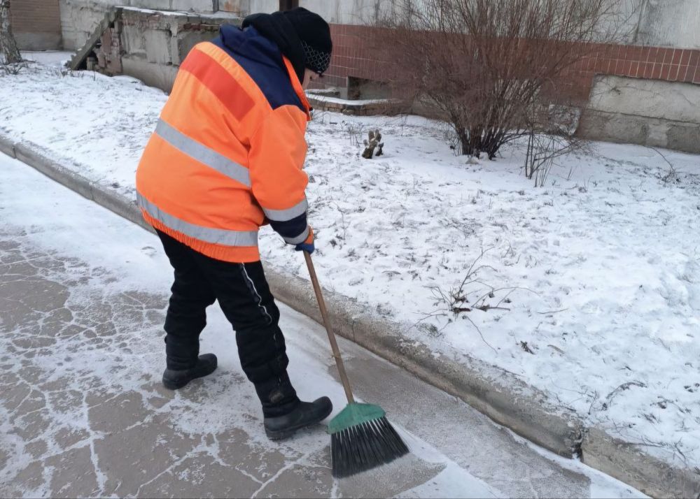Иван Адамец: Сотрудники управляющей компании Куйбышевского района провели работу по расчистке снега и посыпке придомовой территории