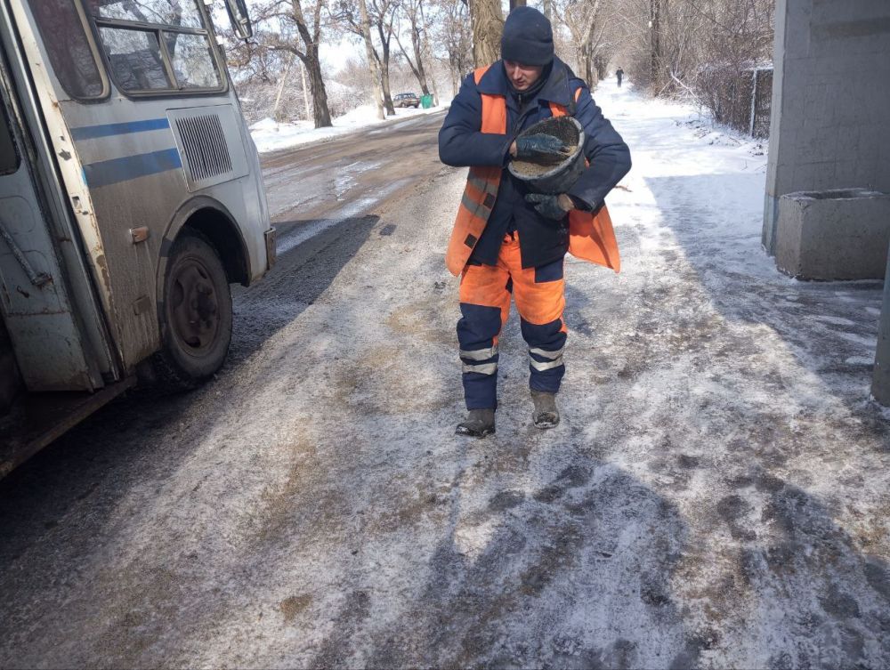 Наталья Бегуненко: Сотрудники Петровского участка МУП АГД «Дорожное ремонтно-строительное управление» выполняют работы по уборке улиц и остановочных павильонов от снега, посыпке противогололедными материалами дорожек и...