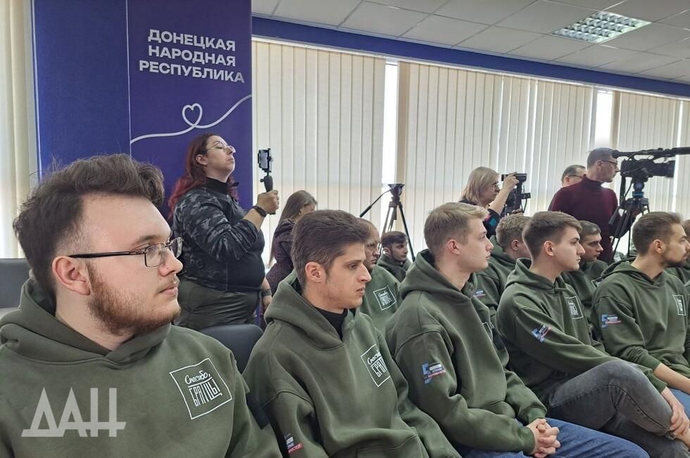 Молодежь ДНР проведет почти три десятка мероприятий в День защитника Отечества