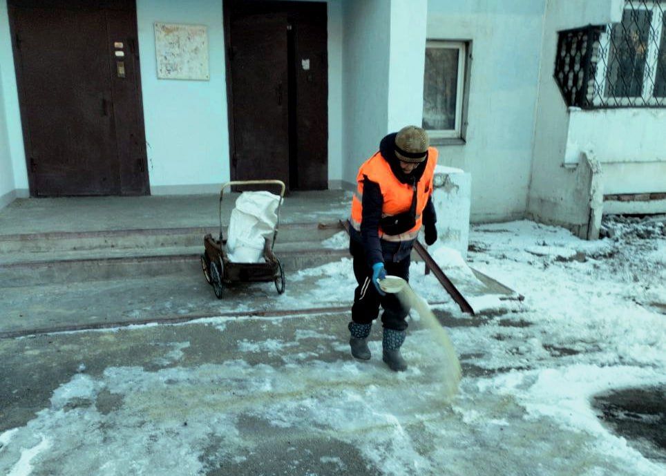 Иван Адамец: Силами МУП АГД «УК Куйбышевского района» ведется борьба с гололёдом, вручную осуществляются работы по посыпке песко-соляной смесью придомовых территорий