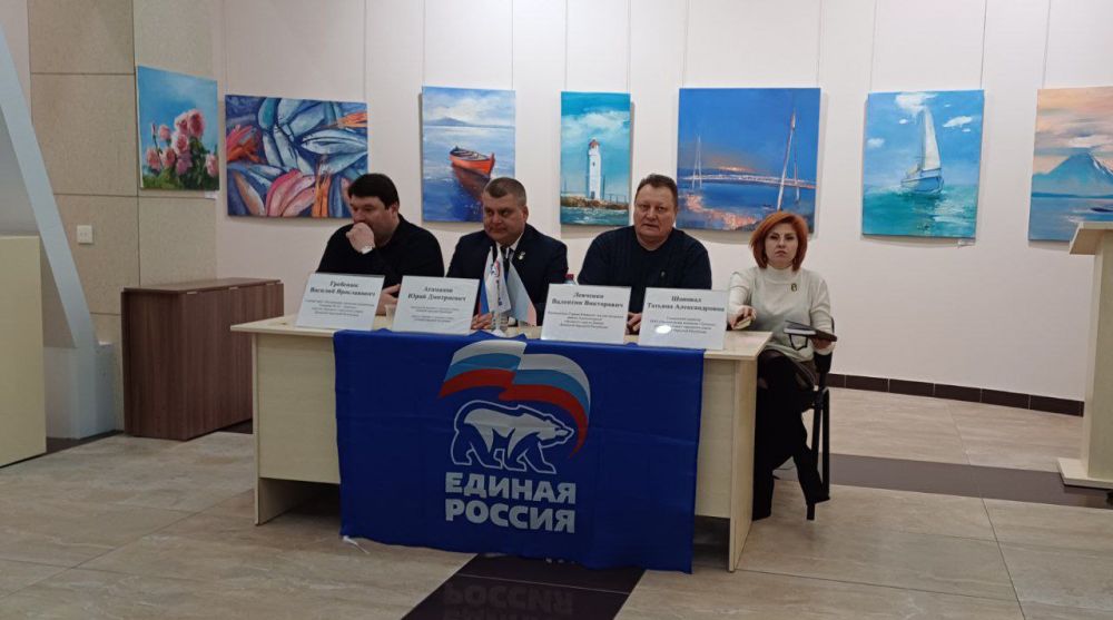 Сегодня, 18 февраль, руководитель Управы Киевского внутригородского района Администрации городского округа Донецк Валентин Левченко, провел встречу с трудовым коллективом художественного музея "Арт-Донбасс"