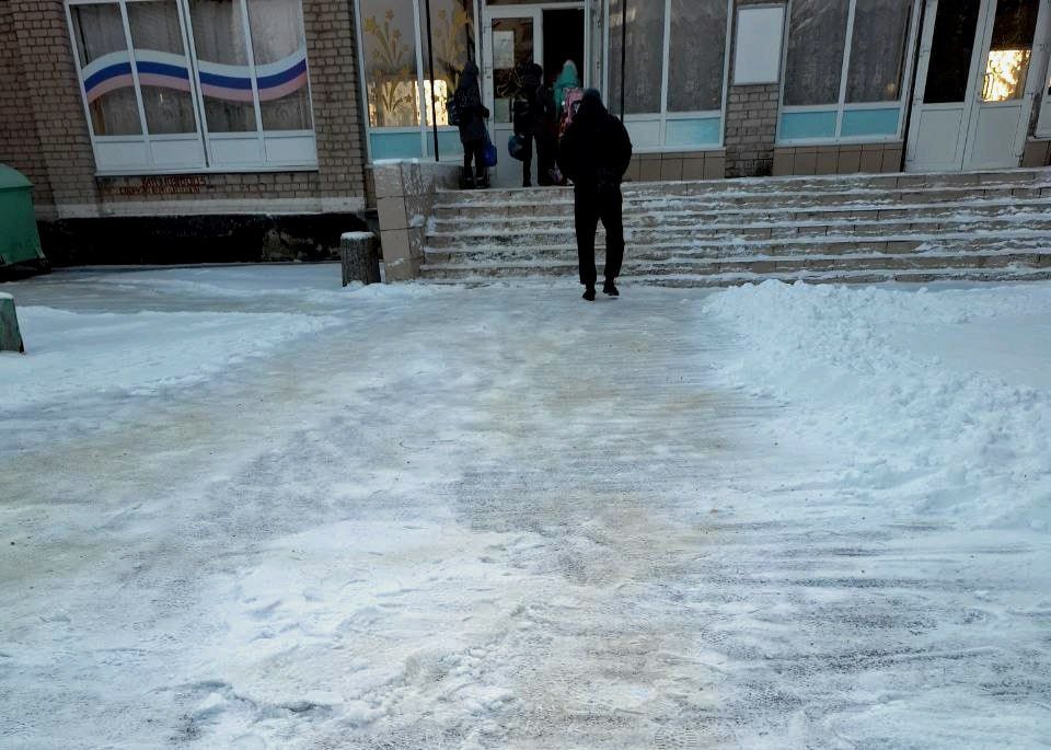 Иван Адамец: Для обеспечения безопасности детей, родителей и сотрудников в условиях гололёда на территории образовательных учреждений Куйбышевского района проводится работа по посыпке пешеходных дорожек специальной смесью...
