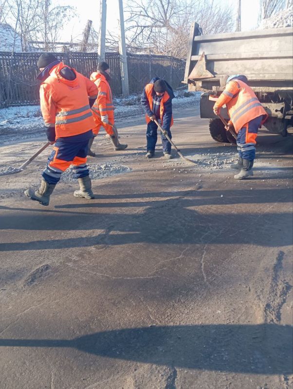 Наталья Бегуненко: Сотрудники Петровского участка МУП АГД «Дорожное ремонтно-строительное управление» выполняют работы по засыпке ям автодороги по улице Углегорская