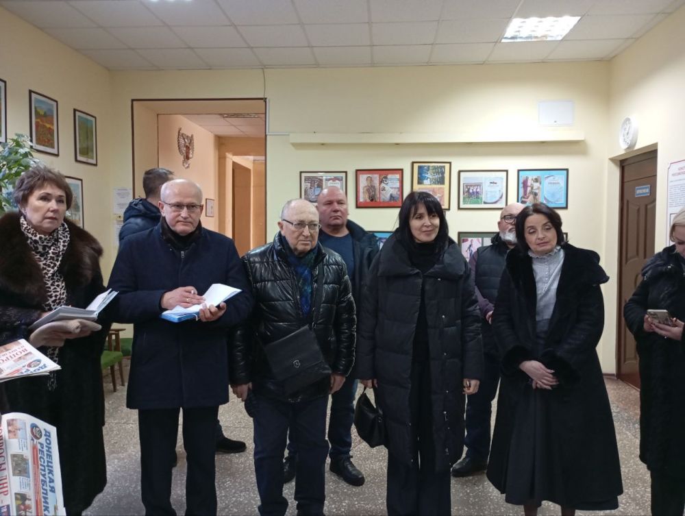 "Встреча во дворах". Сегодня, 19 февраля, руководитель Управы Калининского внутригородского района городского округа Донецк Елена Синецкая провела встречу с населением на подведомственной территории по адресу улица Герцена...