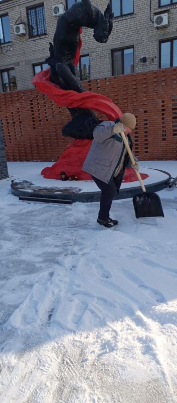 Елена Синецкая: Сегодня в рамках Года защитника Отечества и 80 - летия Победы прошла акция по благоустройству памятников и воинских захоронений - «Чистый обелиск»