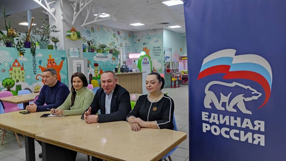 Сегодня состоялась встреча с трудовым коллективом общества с ограниченной ответственностью «Юг Тех Логистика» супермаркет «Обжора», которую провел руководитель Управы Буденновского внутригородского района Администрации...