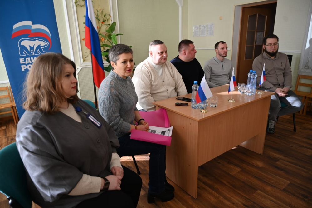 Руководитель Управы Куйбышевского внутригородского района Иван Адамец и депутаты Донецкого городского совета Алексей Ковровский, Сергей Остапенко с представителем государственного фонда поддержки участников СВО «Защитники...