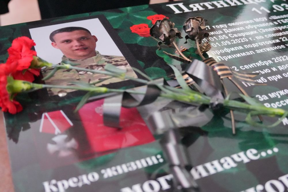 В Донецком профессионально-педагогическом колледже открыта «Парта Героя» в память о студенте Даниле Пятнице