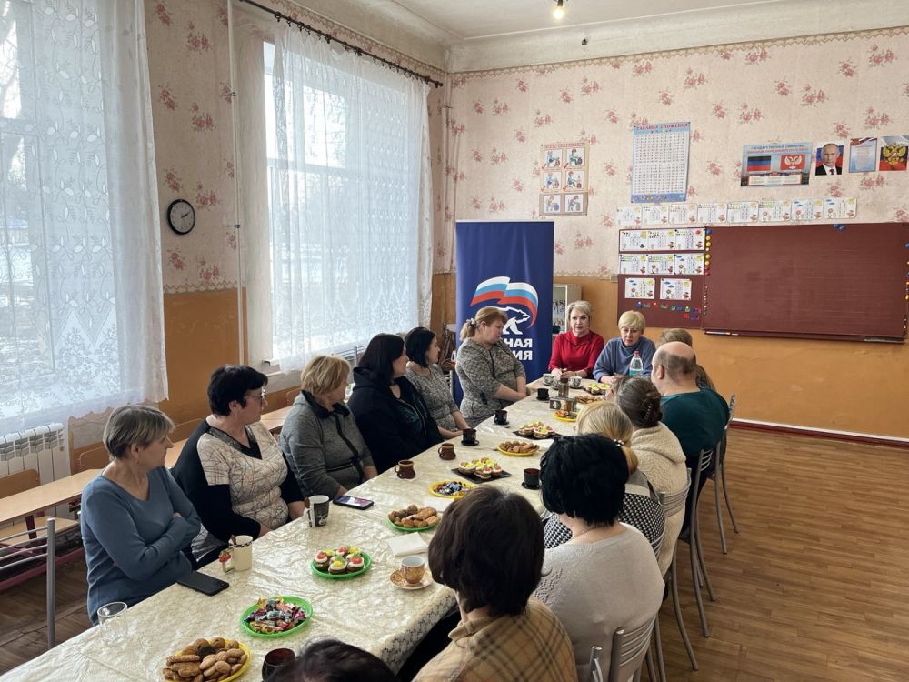 Сегодня, 20 февраля, в Пролетарском районе состоялась встреча руководителя Управы Пролетарского внутригородского района Администрации г. о. Донецк Елены Рязанцевой с трудовым коллективом школы № 141