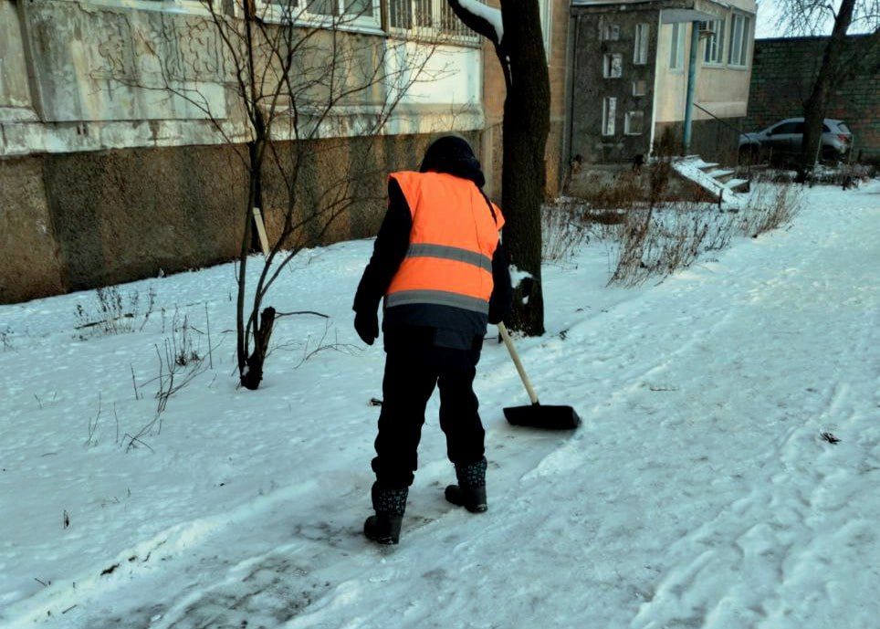 Иван Адамец: Работники коммунального предприятия Куйбышевского района трудятся над тем, чтобы освободить от снега дворы многоквартирных домов