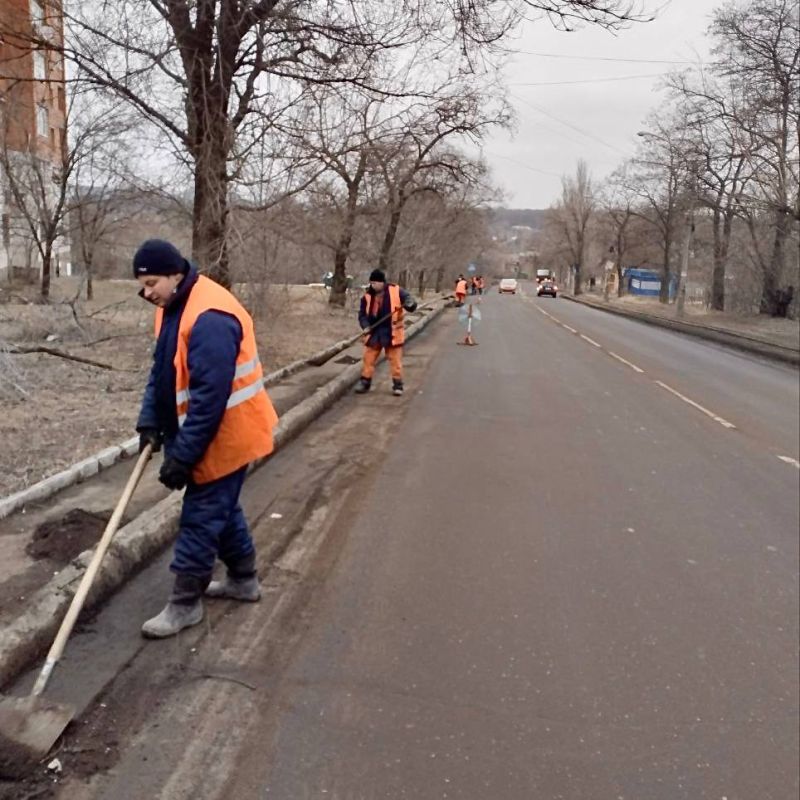 Михаил Меренков: Сегодня МУП АГД «ДРСУ» выполнялись работы по уборке смета вдоль бордюров по улице Октября в Будённовском районе