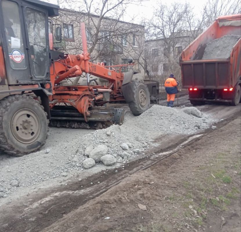Наталья Бегуненко: Сотрудники Петровского участка МУП АГД «Дорожное ремонтно-строительное управление» выполняют работы по засыпке ям автодороги по улице Бринько